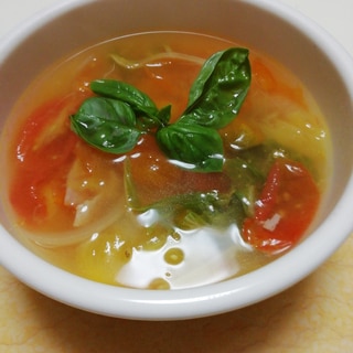 彩りピッコロトマトとセロリ葉のコンソメスープ